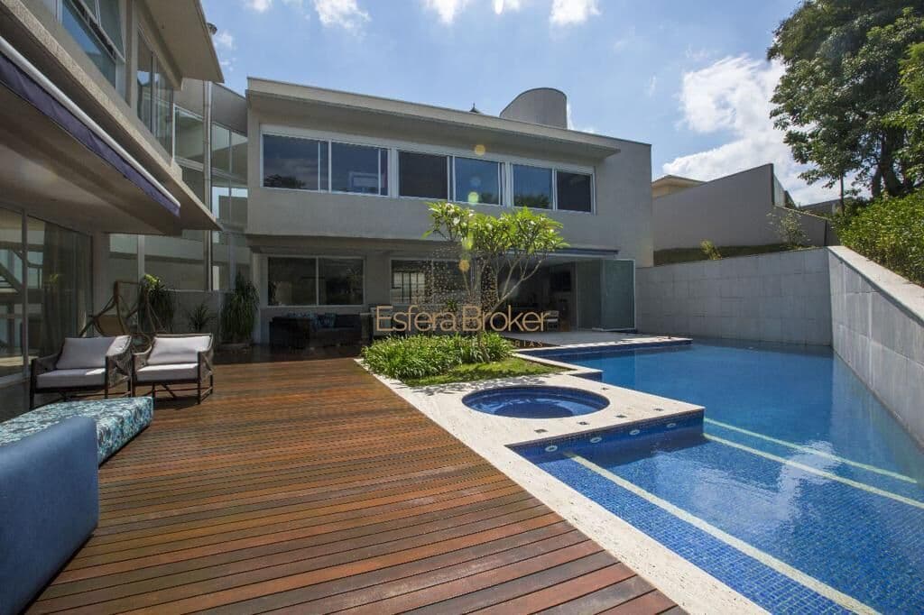 CASA MOBILIADA disponível para venda no bairro Tamboré - Santana de Parnaíba/SP