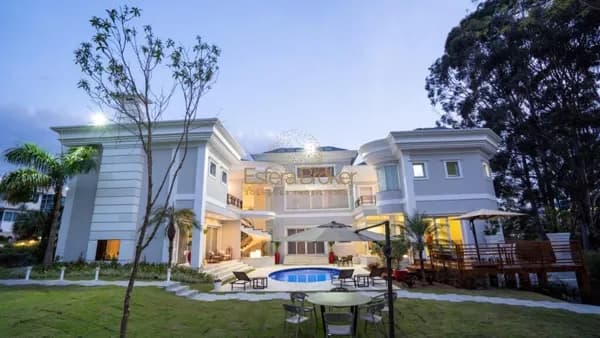 Casa Maravilhosa de Alto Padrão no Tamboré Três com grande terreno e área de lazer.