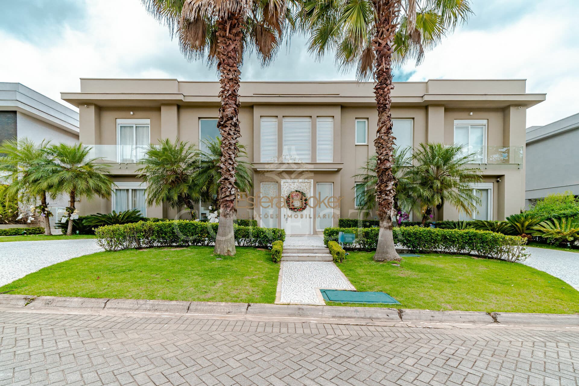 Casa Alto Padrão a venda em Alphaville, Santana de Parnaíba. Totalmente moderna, com vista incrível, privativa e privilegiada para a reserva florestal