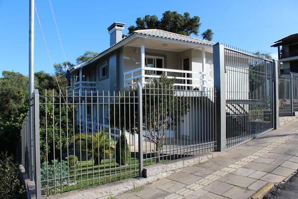 CASA COM 2 MORADIAS