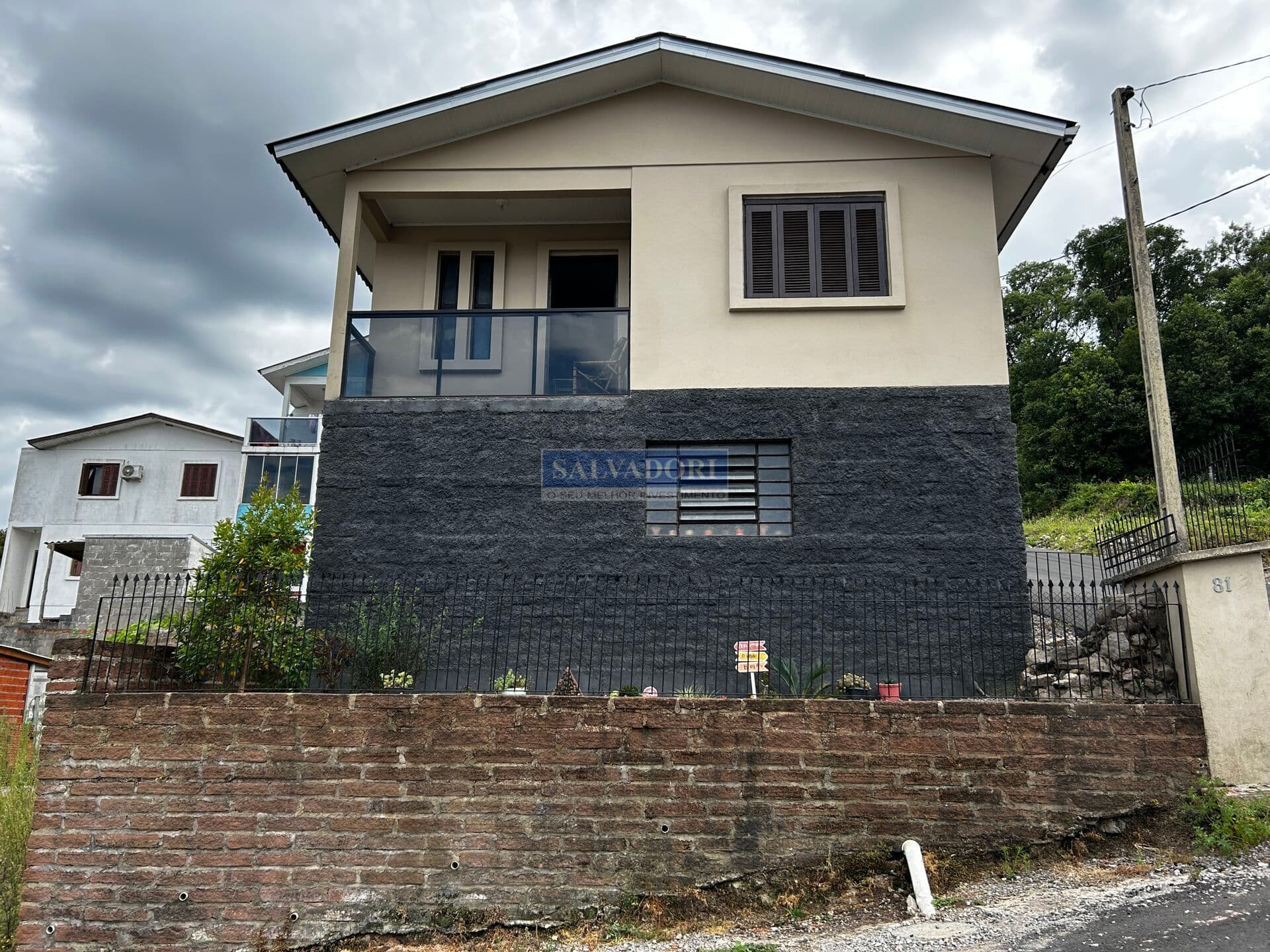 Casa 2 pavimentos cercada