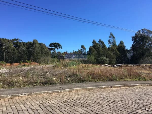 Amplo terreno de esquina