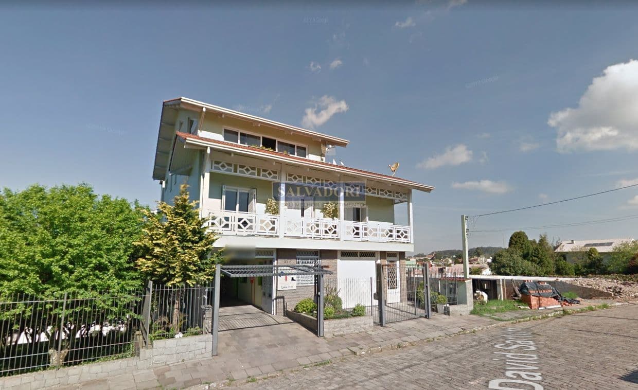 Ampla casa com piscina