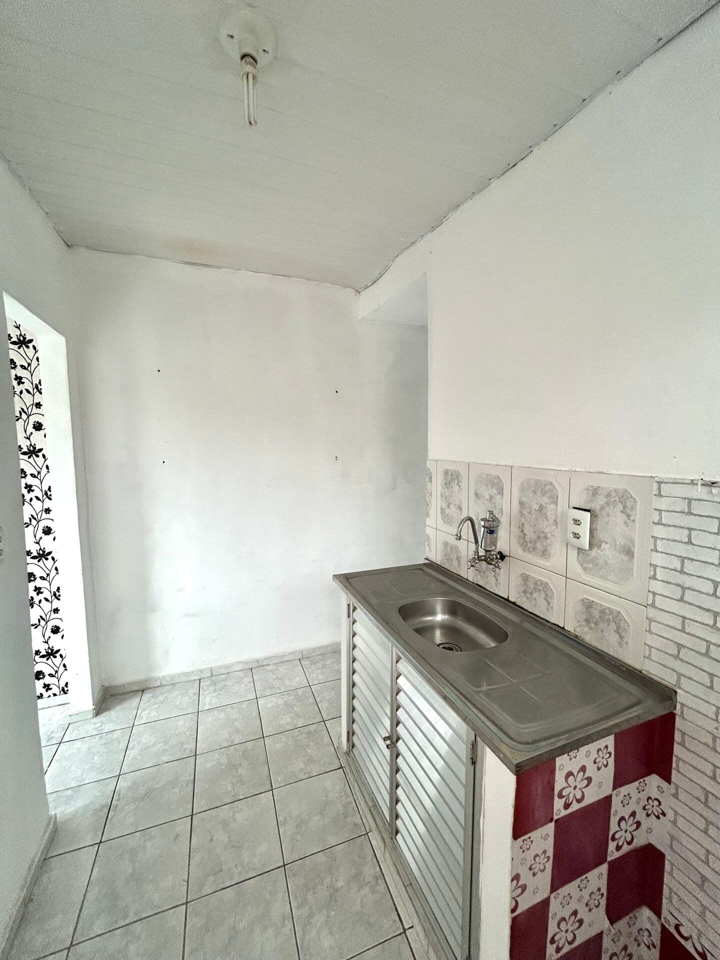 Sobrado com 1 quarto para alugar no bairro Estrela do Norte - São Gonçalo, RJ