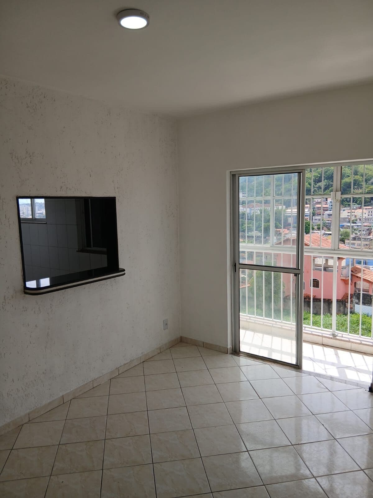 Apartamento com 2 quartos e sacada no bairro Zé Garoto, São Gonçalo/RJ