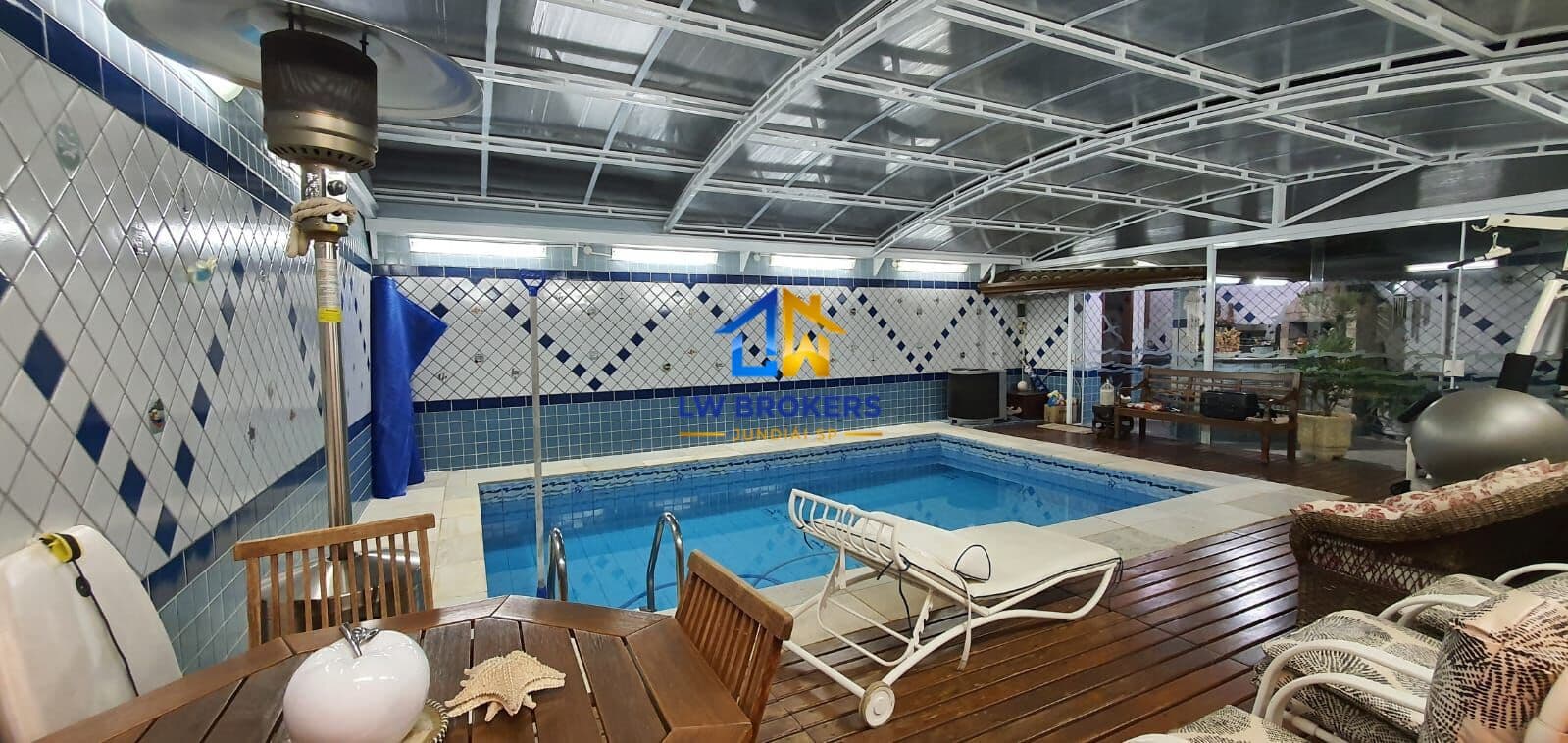 CASA COM PISCINA AQUECIDA E COBERTA !
