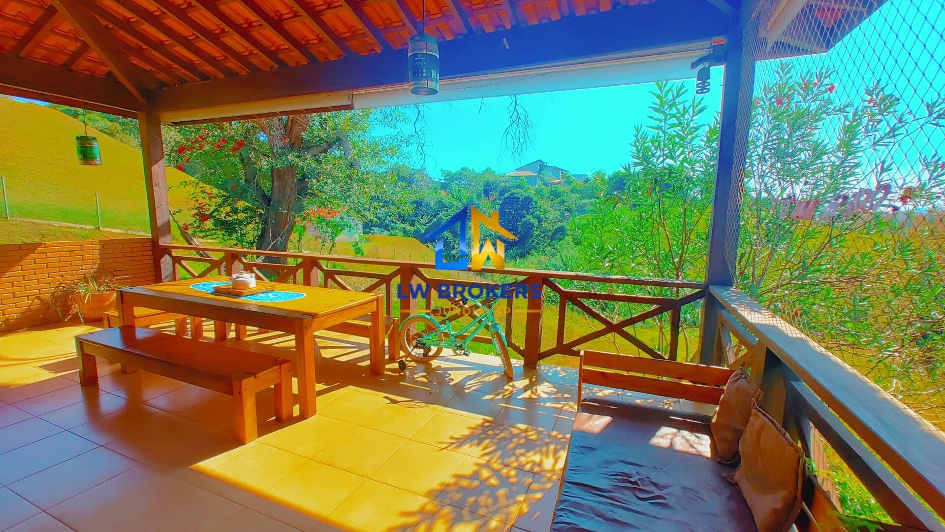 Casa em Condomínio Fechado, 460m² em terreno de 5000m² - Bairro Ivoturucaia Jundiaí SP