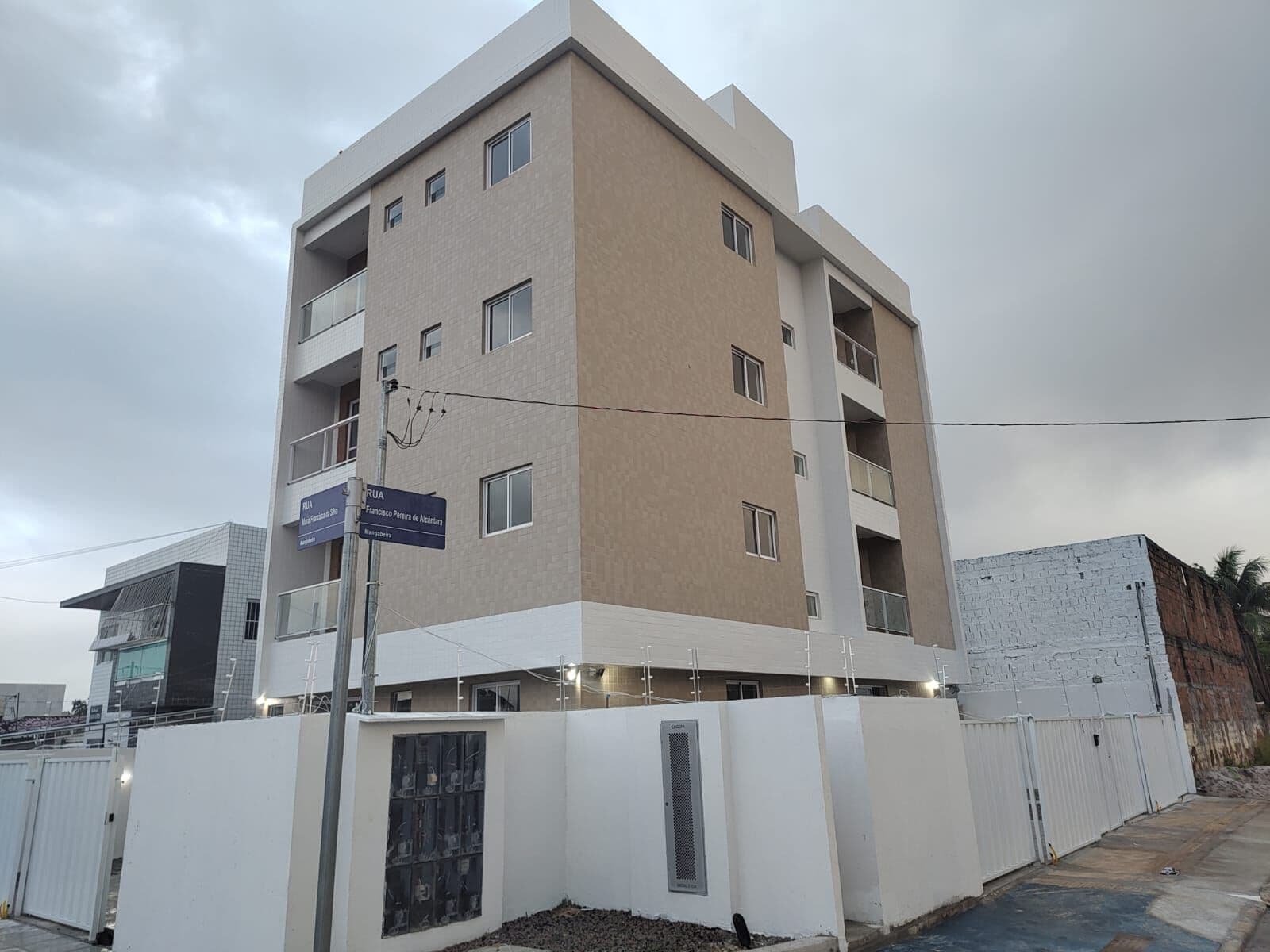 Apartamento 2Q em Mangabeira, perto de praça em construção.