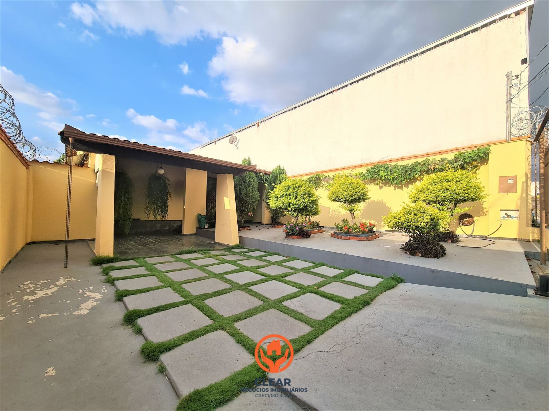 CASA À VENDA NO BAIRRO JARDIM PÉROLA, CONTAGEM, 3 QUARTOS, 4 VAGAS, LINEAR, HABITE-SE, PRÓXIMO A DROGARIA ARAÚJO, 150M²