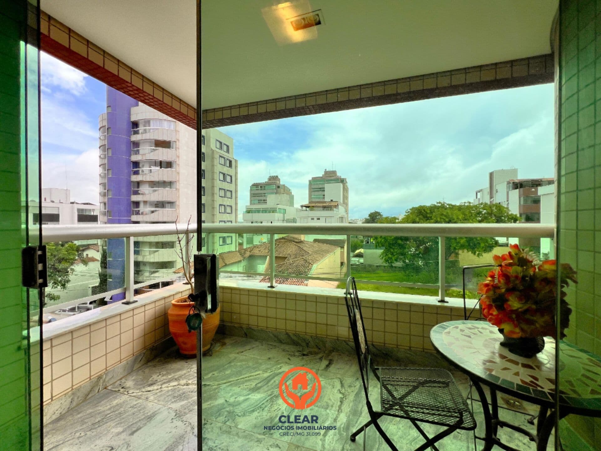 Apartamento 129m² / 4 Quartos / 1 por Andar / Varanda / Elevador / Castelo BH