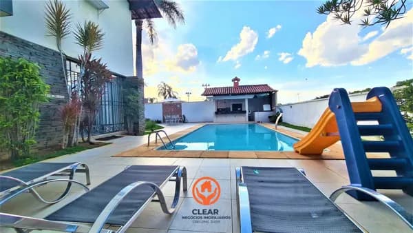 CASA À VENDA NO BAIRRO BANDEIRANTES, 5 QUARTOS, 8 VAGAS, LAZER COMPLETO, HABITE-SE, LOTE DE 1.000M², 700M²