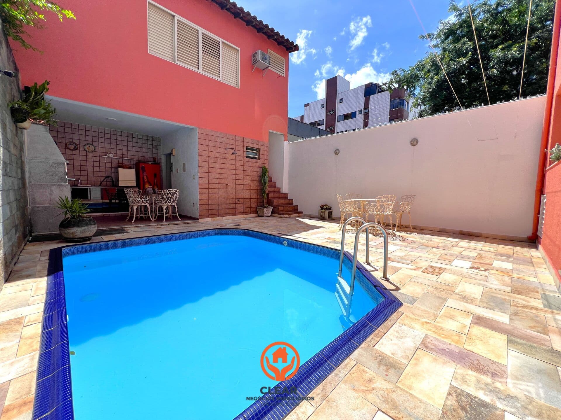CASA GEMINADA À VENDA NO BAIRRO CASTELO, 4 QUARTOS, ESRITÓRIO, 4 VAGAS, PISCINA, CHURRASQUEIRA, 292M²