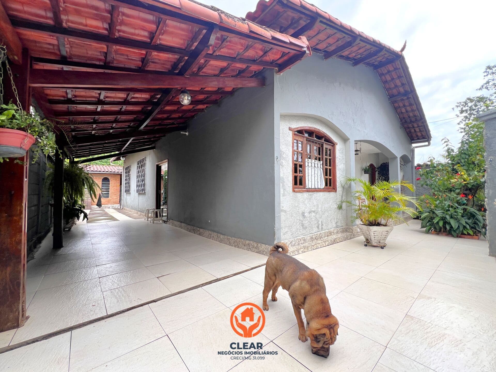 CASA À VENDA NO BAIRRO ALIPIO DE MELO, 3 QUARTOS, 4 VAGAS, ESPAÇO COM CHURRASQUEIRA, 208M²
