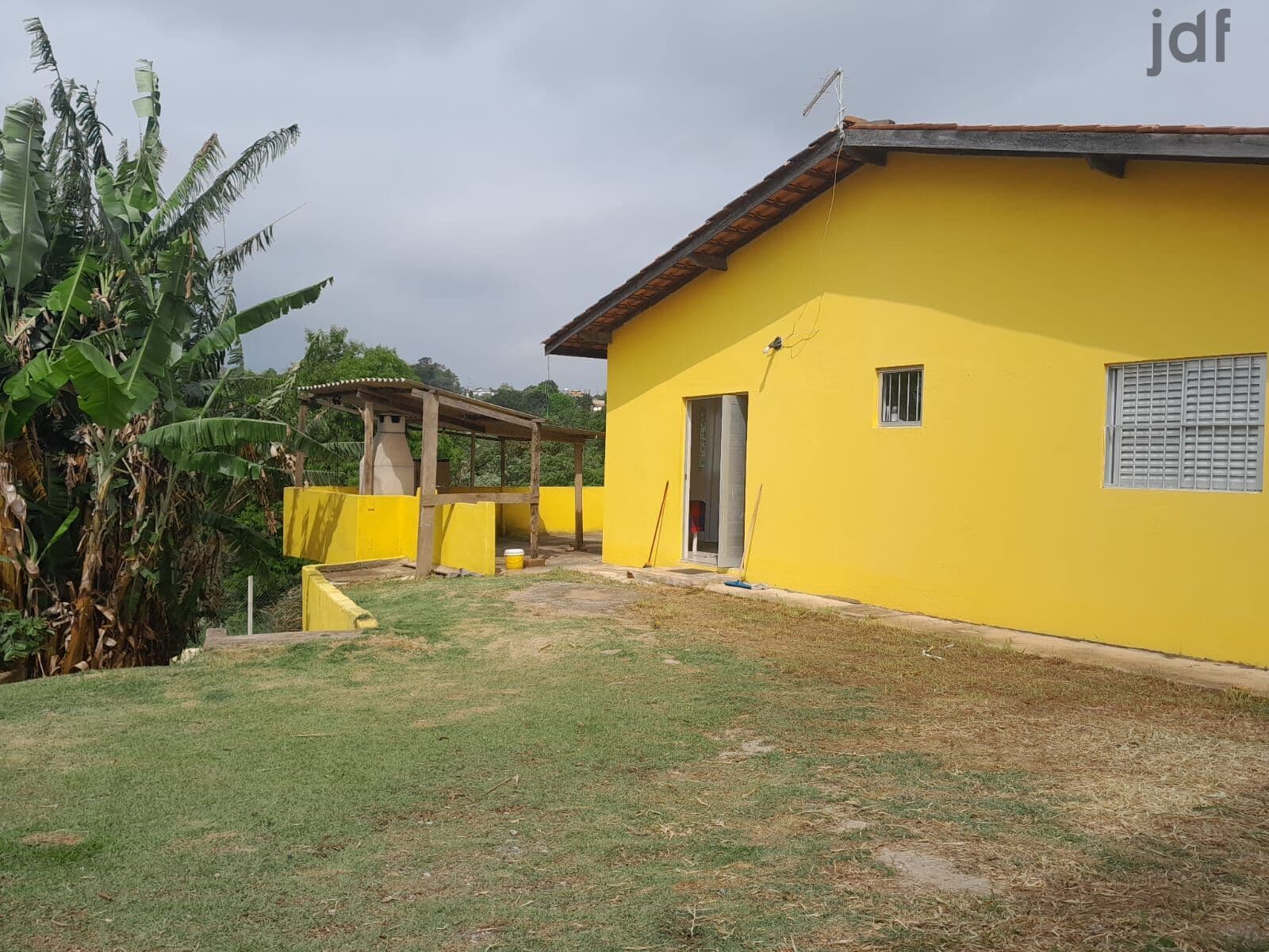 Chácara em Moreiras com casa de laje e piscina de alvenaria, Mairinque/SP