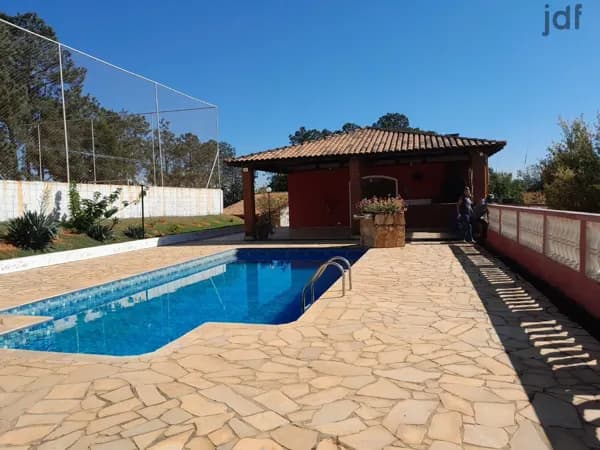 Chácara com 8.000 m2 de terreno praticamente plano