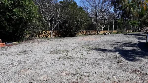 Terreno no Residencial Porta do Sol , com algumas benfeitorias e espaço pronto para construir com ótima topografia.