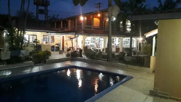 Chácara com 3 casas no quintal