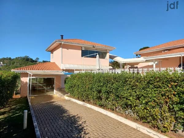 Chácara semi nova com terreno plano E LINDO JARDIM