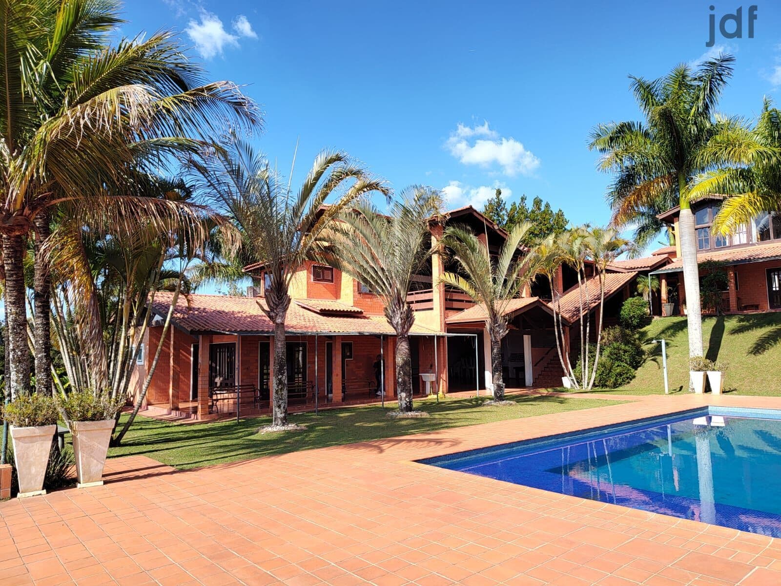 Chácara com 10.000 m2 em condominio, completa!