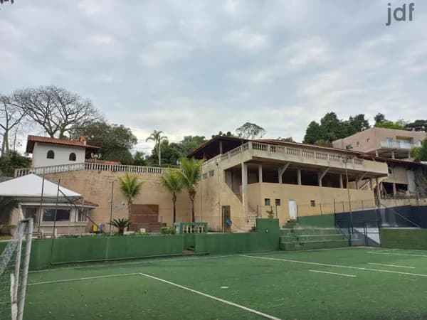 Chácara com bastante área construída