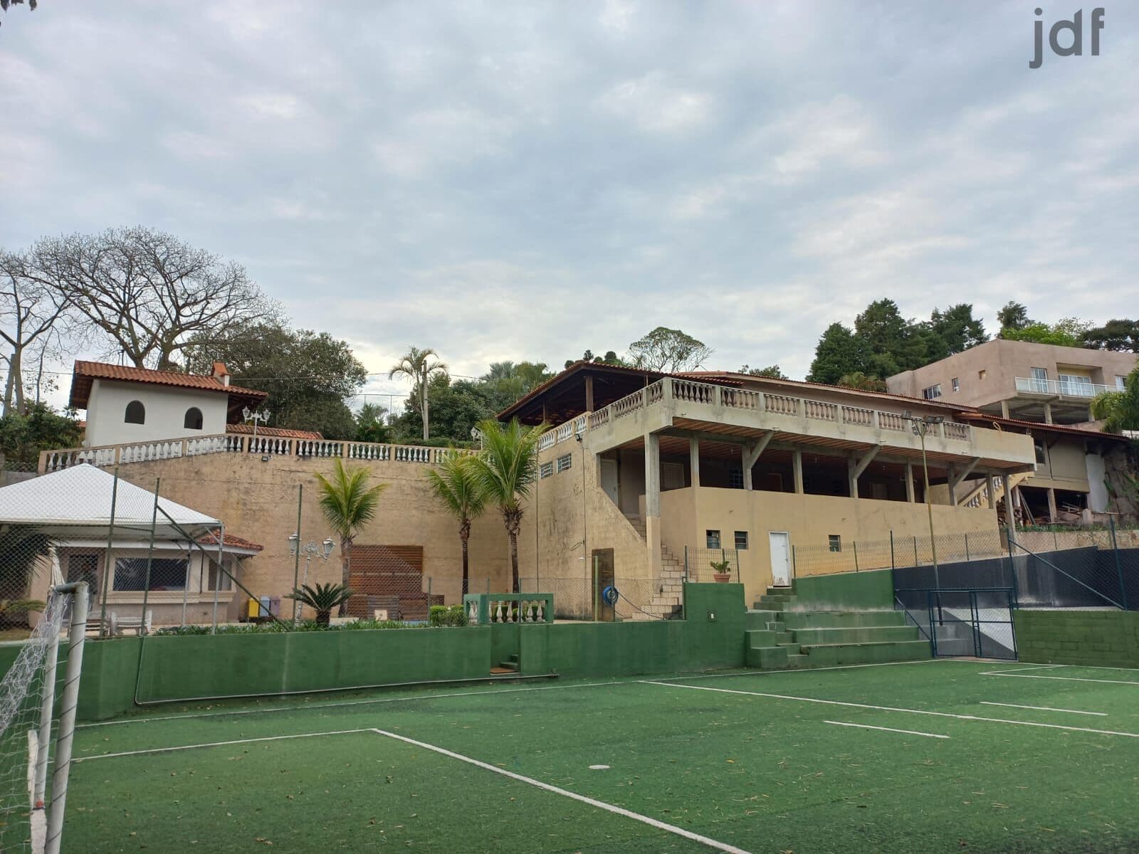 Chácara com bastante área construída