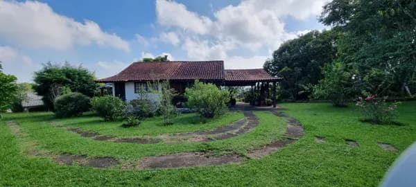 Chácara com 6.470 m2 de terreno plano.