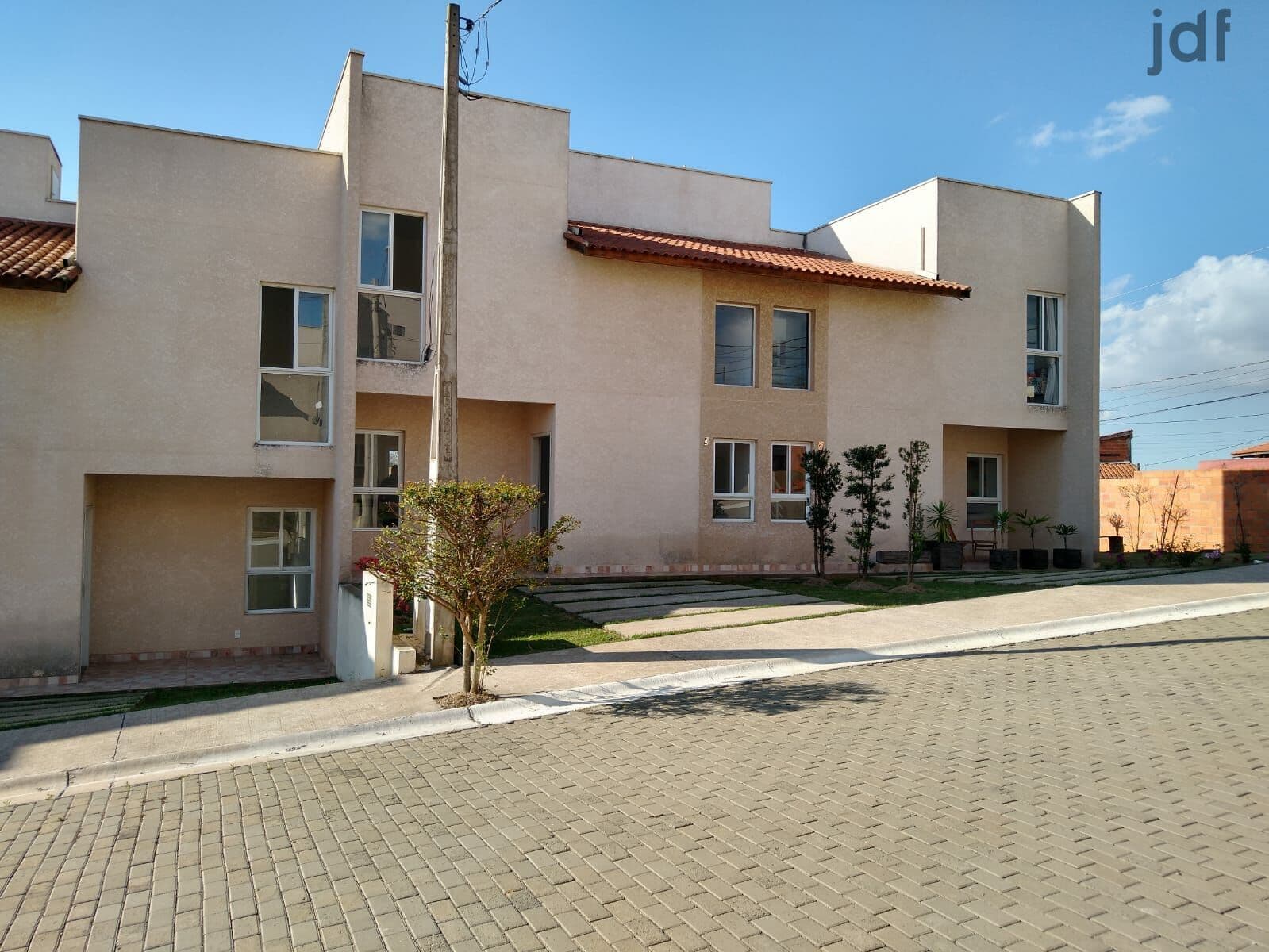Casa em Condomínio Oportunidade!!! com 20 unidades, sobrado com quintal, espaço para crianças, jardim, paisagismo, próximo de muito verde e comércios. Negociamos seu pagamento!