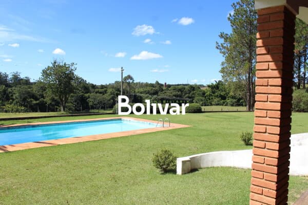 Sítio com natureza exuberante