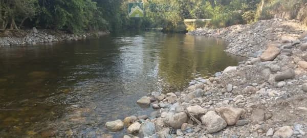 Terreno de frete para o rio