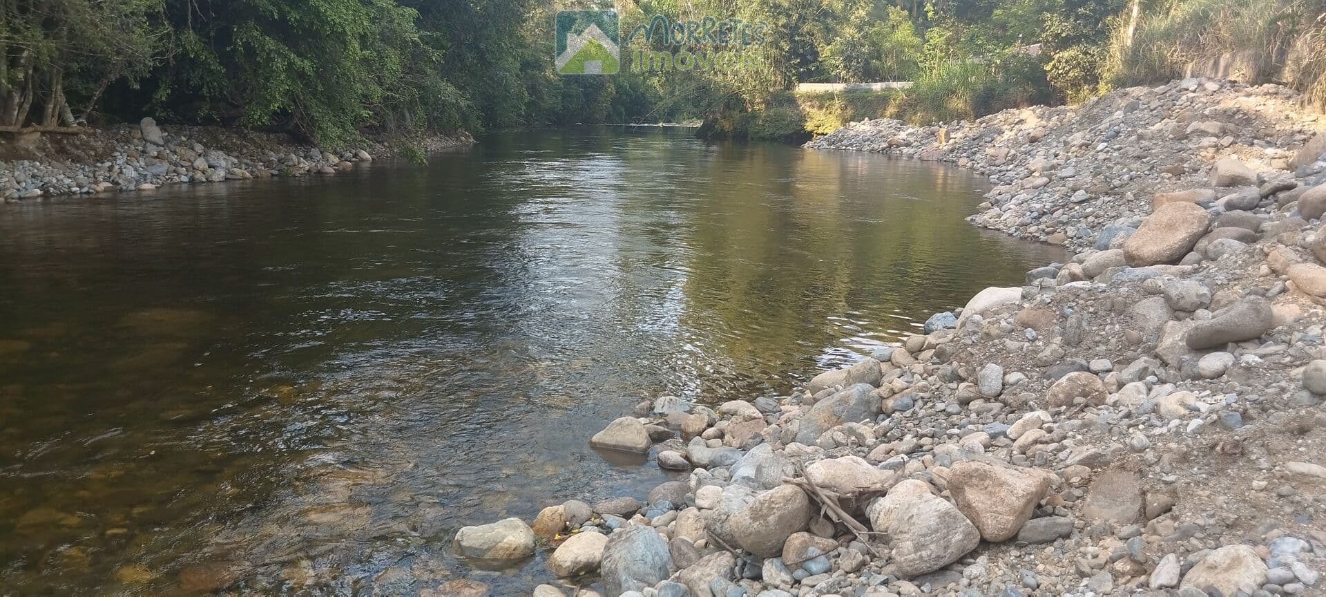 Terreno de frete para o rio