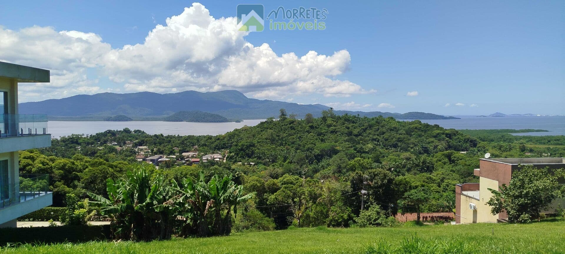 Terreno em condomínio fechado com 450m² acesso a piscinas e vista para o mar em Antonina