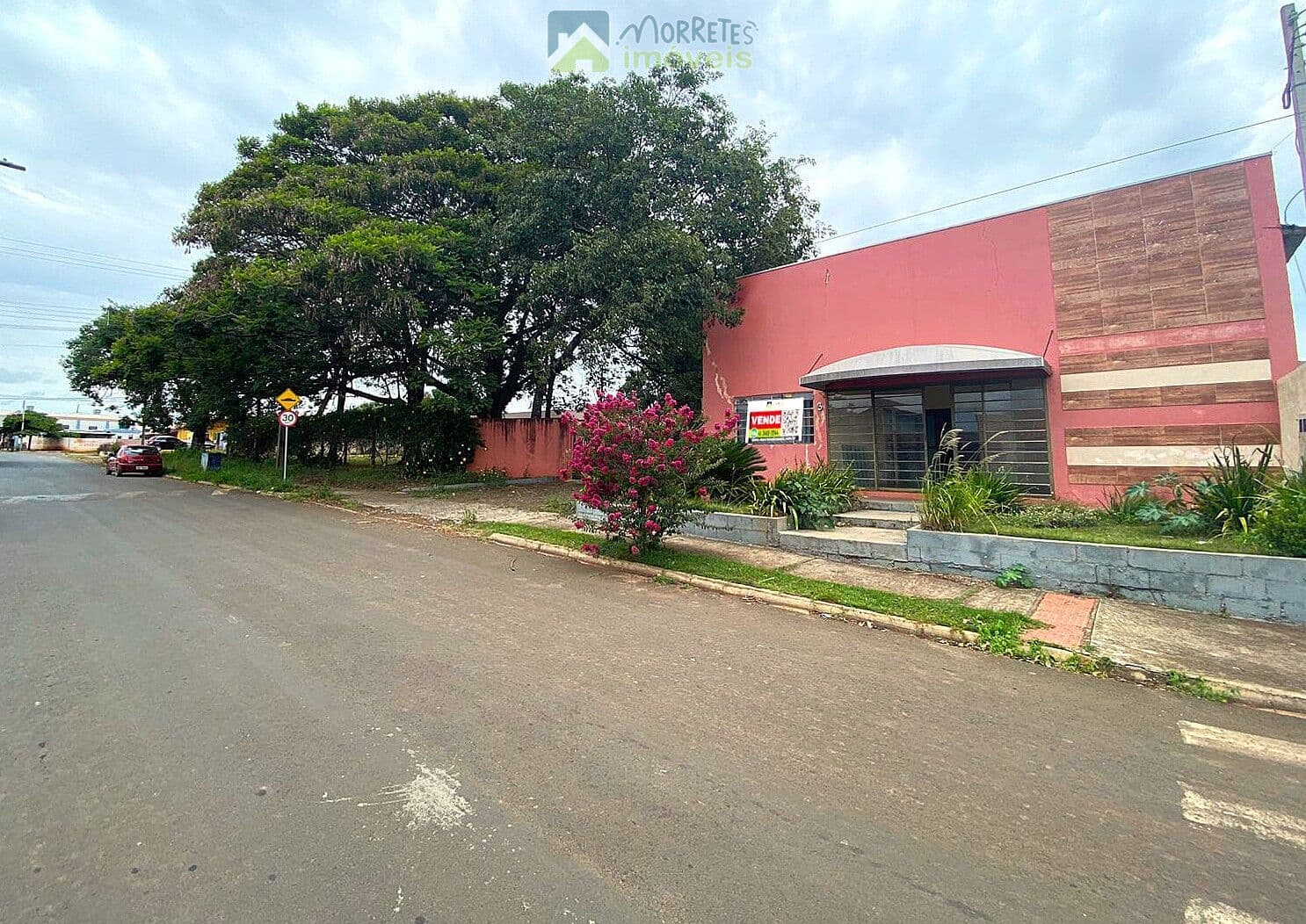 Salão Comercial com 410 metros em terreno de 936,54m² para Buffet, Festas e Eventos Próximo a Faculdade em IBAITI -PR