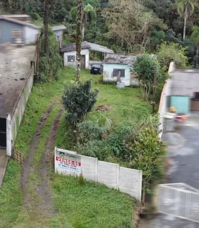 Terreno de 1830 metros com pequena casa próximo ao Portal da Graciosa