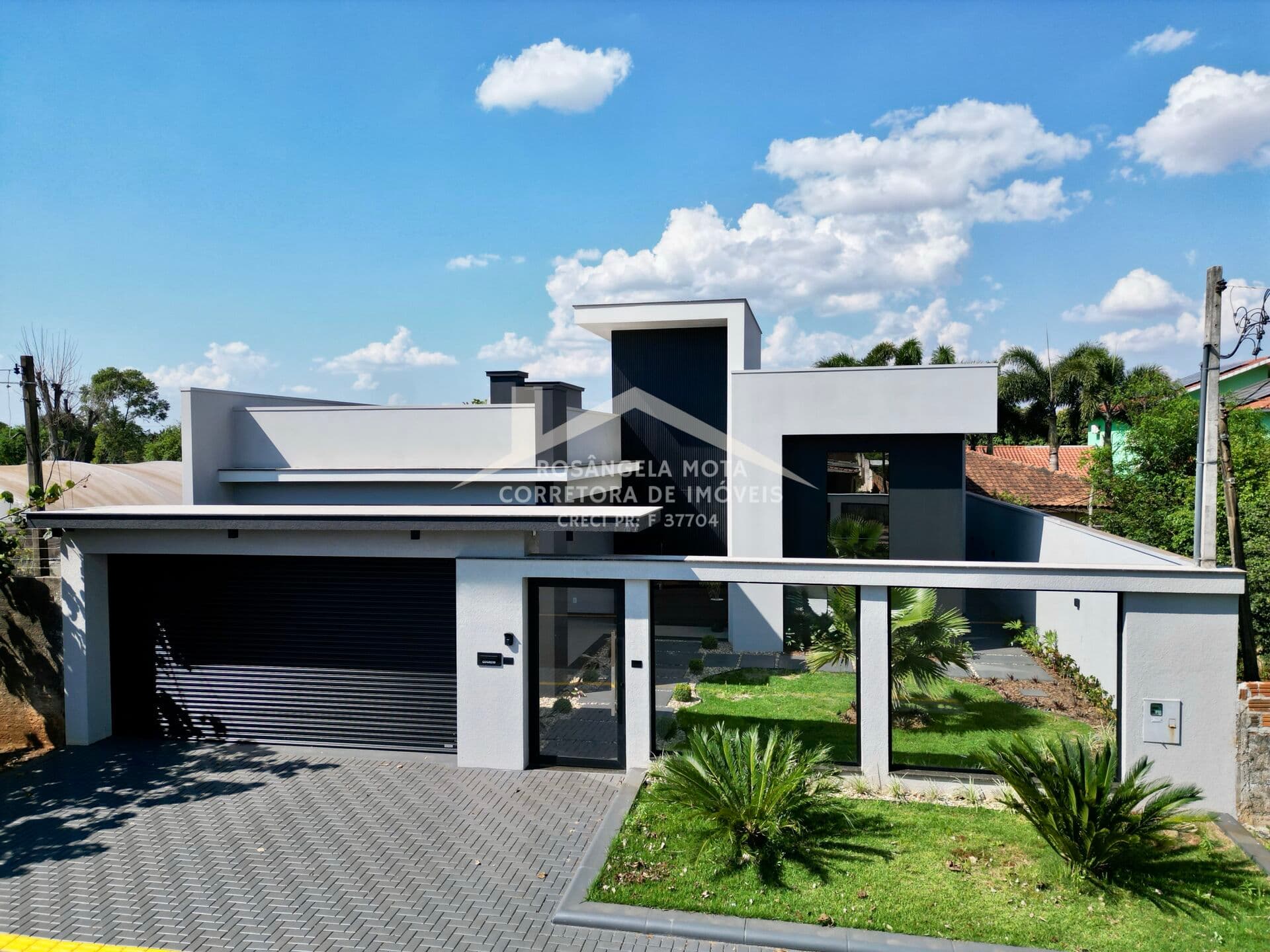 Casa Nova de Alto Padrão à Venda