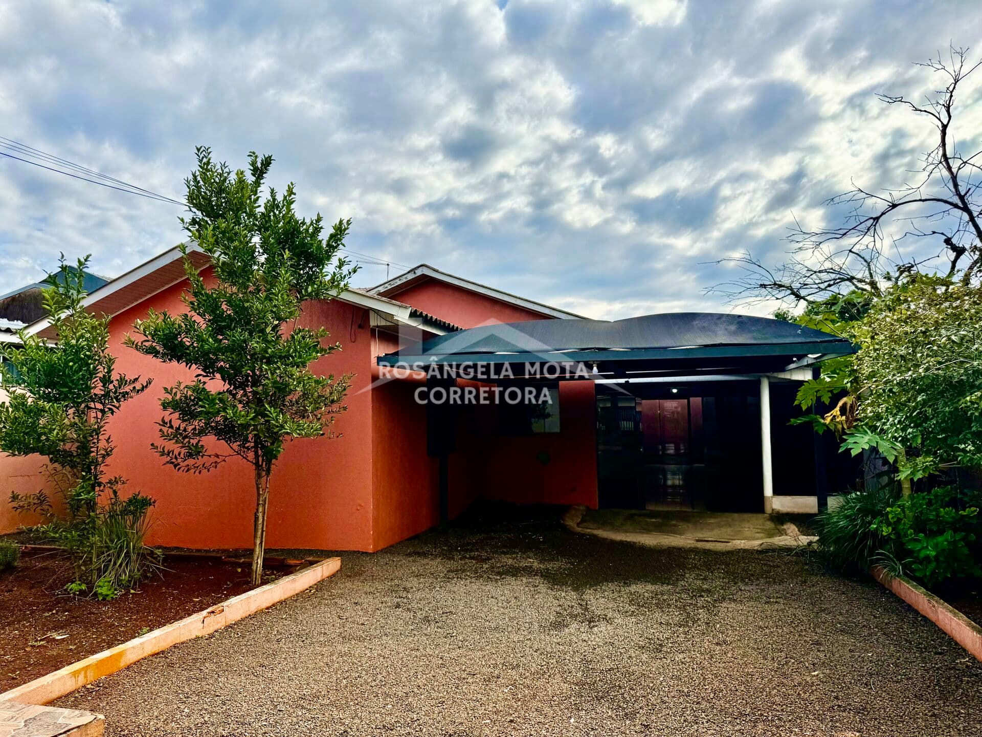 Imóvel com 2 Casas à Venda