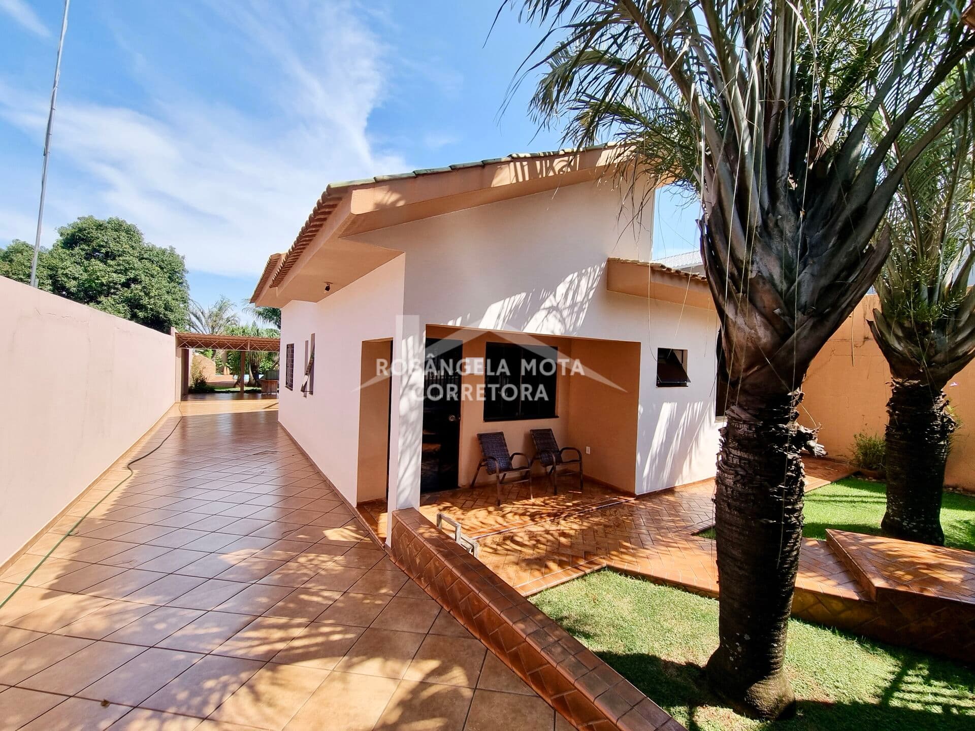 Casa com Piscina à Venda