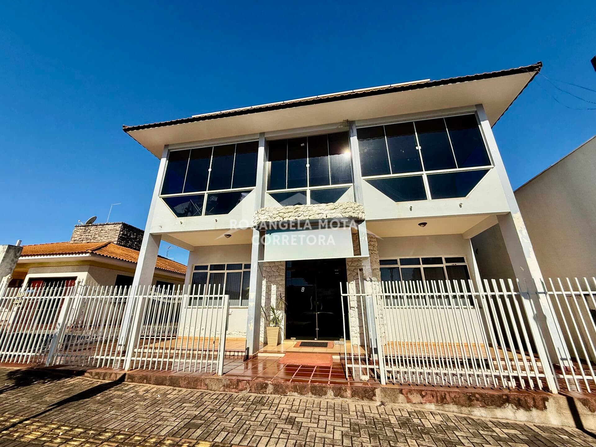 Prédio Comercial com Apartamento à Venda