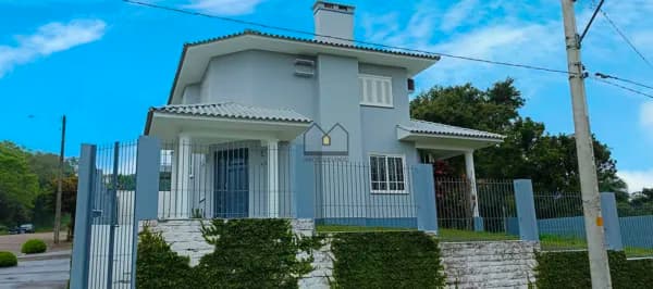 Casa com 3 dormitórios, sendo 1 suíte com closet e sacada, no Jardim Europa