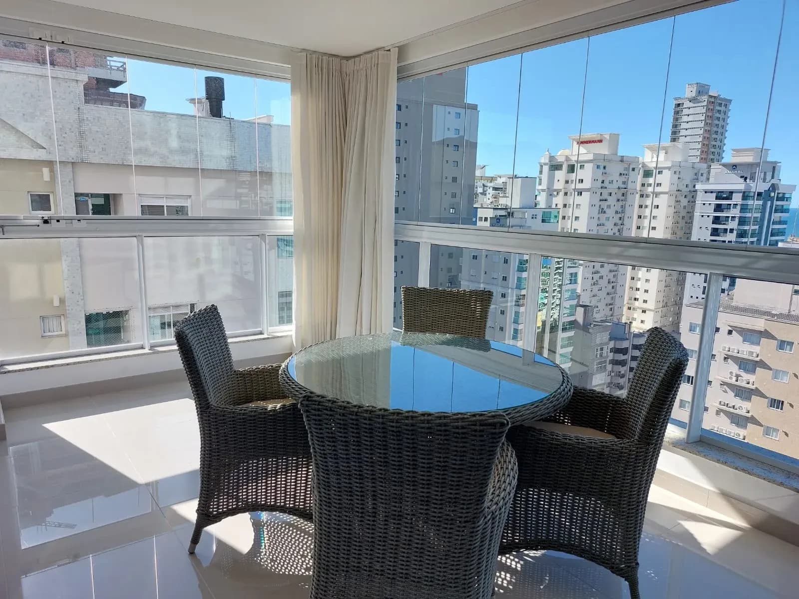 Apartamento à venda no bairro Meia Praia em Itapema/SC
