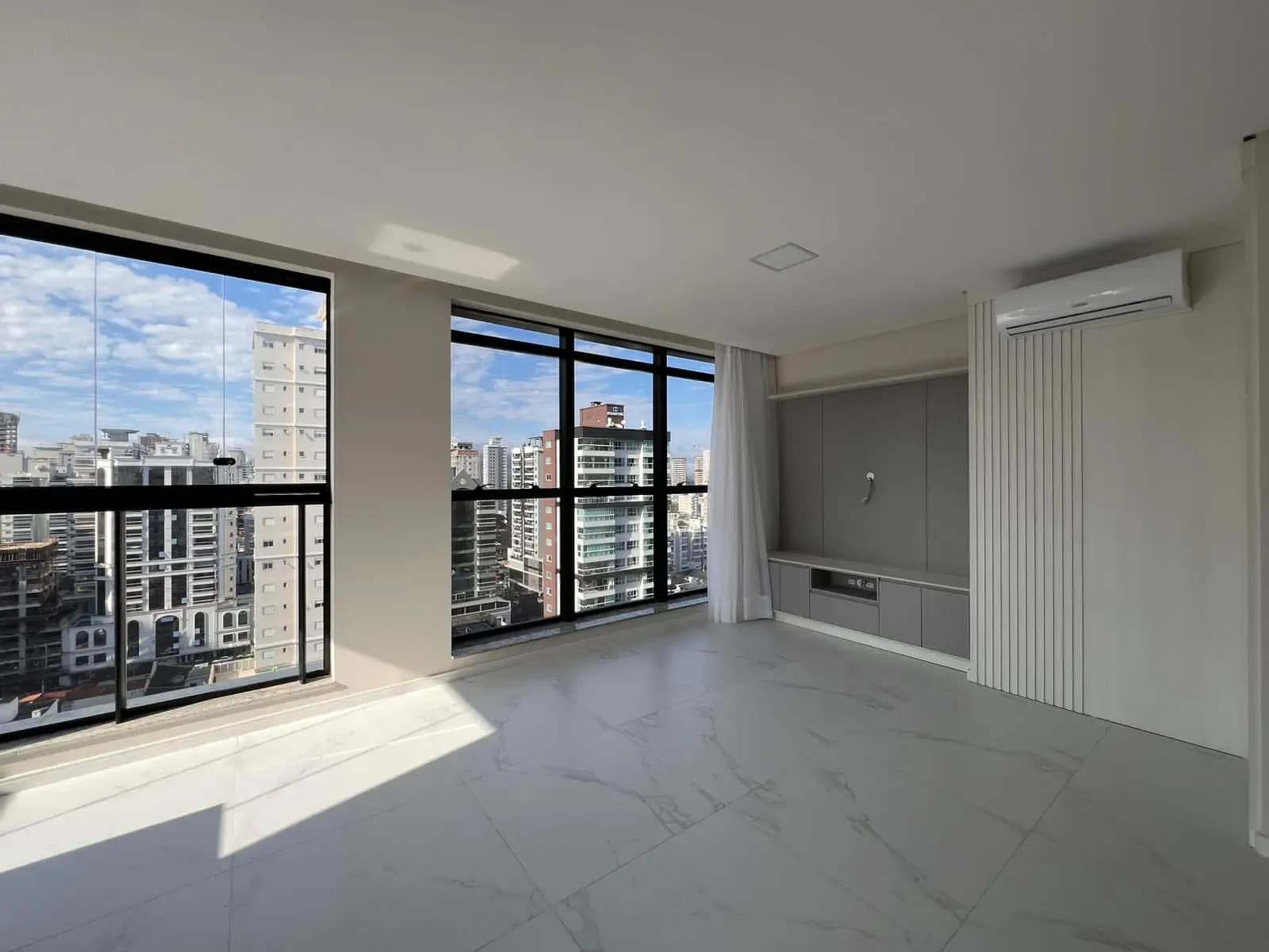 Apartamento à venda no bairro Meia Praia em Itapema/SC