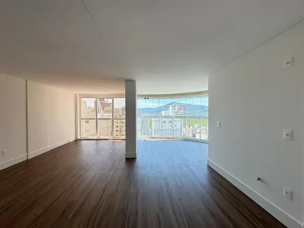 Apartamento à venda no bairro Meia Praia em Itapema/SC