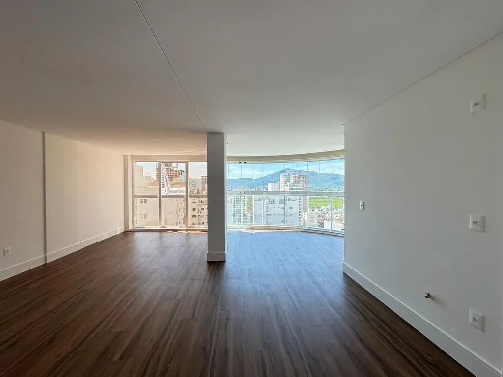 Apartamento à venda no bairro Meia Praia em Itapema/SC