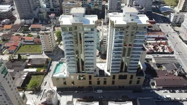 Apartamento à venda no bairro Meia Praia em Itapema/SC