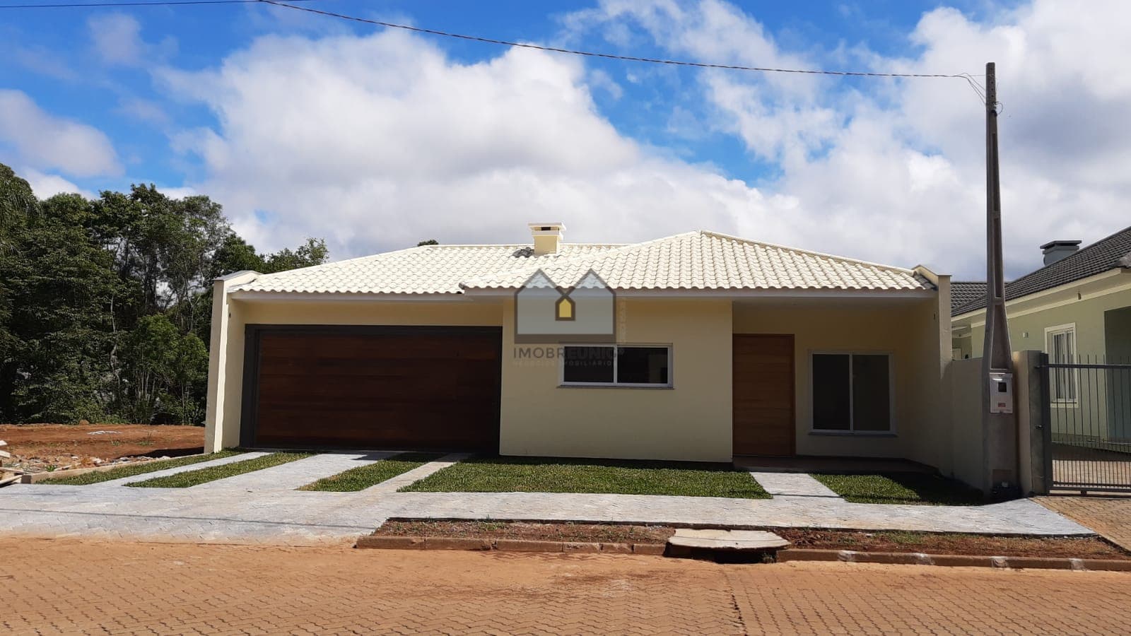 Casa com 3 suítes + lavabo e garagem para 2 carros no Golf Residence