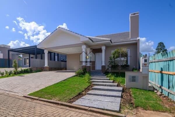 Casa nova em condomínio fechado