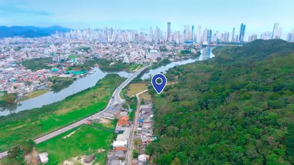 Terreno à venda no bairro Nova Esperança Divisa Com Barranco em Balneário Camboriú/SC
