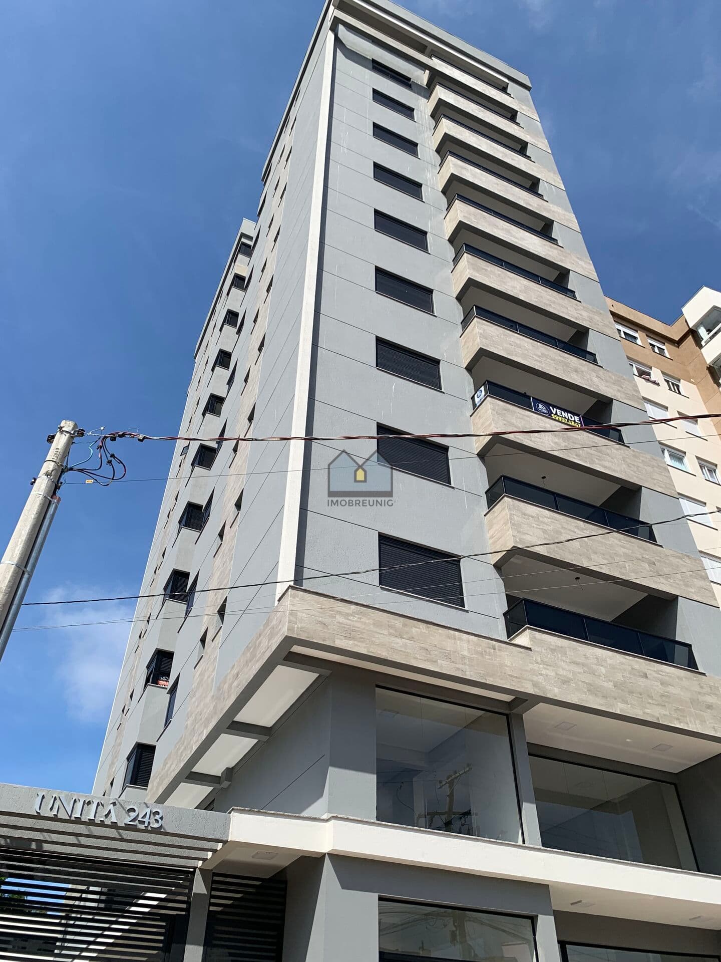 Apartamento novo com dois dormitórios (1 suíte) no Centro