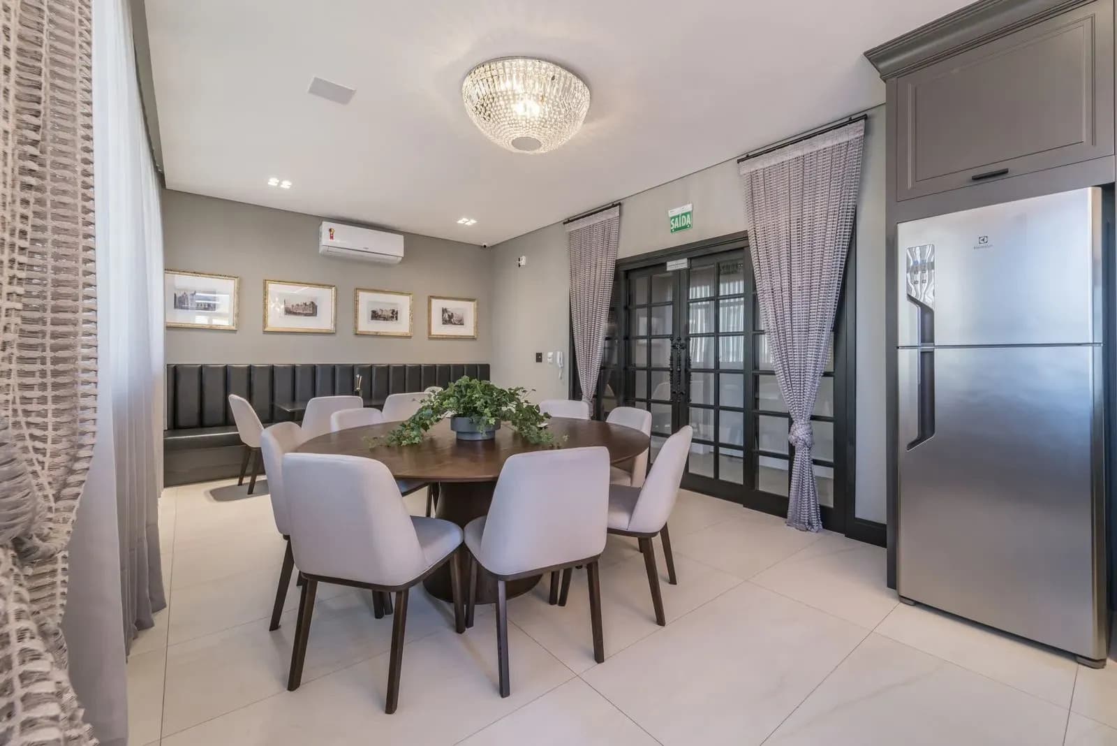 Apartamento à venda no bairro Meia Praia em Itapema/SC