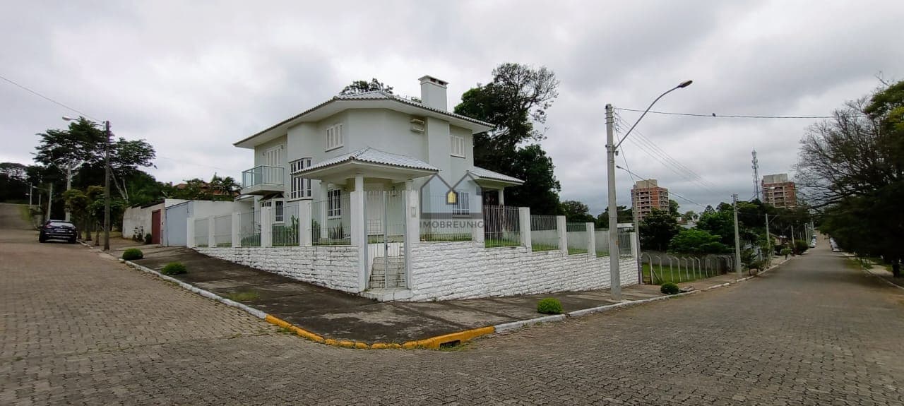 Casa com 3 dormitórios, sendo 1 suíte com closet e sacada, no Jardim Europa