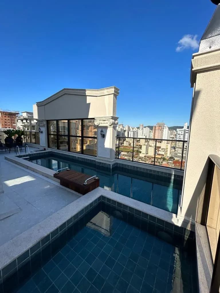 Apartamento à venda no bairro Meia Praia em Itapema/SC